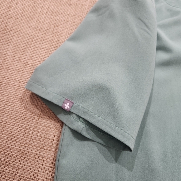 Figs Women Scrub Top M Green Casma Three Pocket Short Sleeve V Neck‎ - Picture 6 of 7